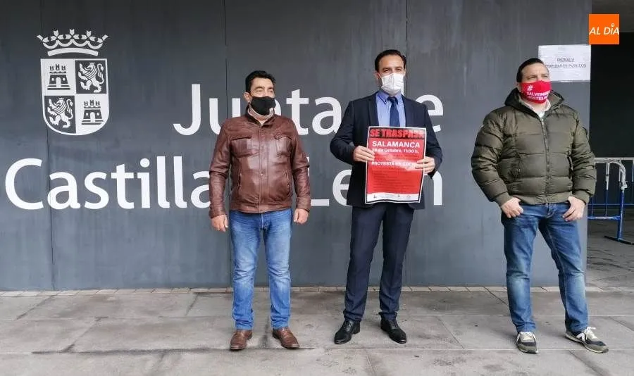 El presidente de la Asociación de Empresarios de Hostelería de Salamanca, Álvaro Juanes, en el centro, tras la caravana reivindicativa de este miércoles, en la delegación de la Junta. Foto de Lydia González