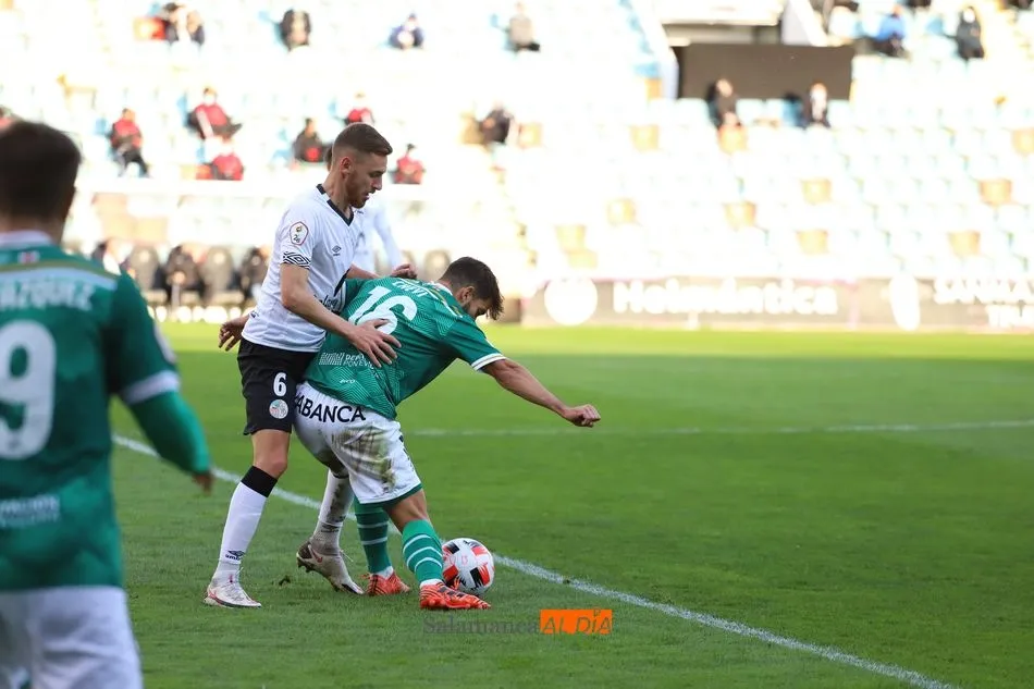 Sergio Molina aprieta a un rival para recuperar el balón