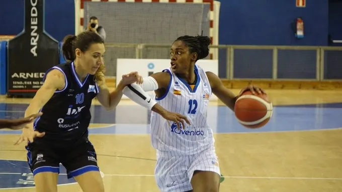 Tiffany Hayes realiza una entrada a canasta / CB Avenida