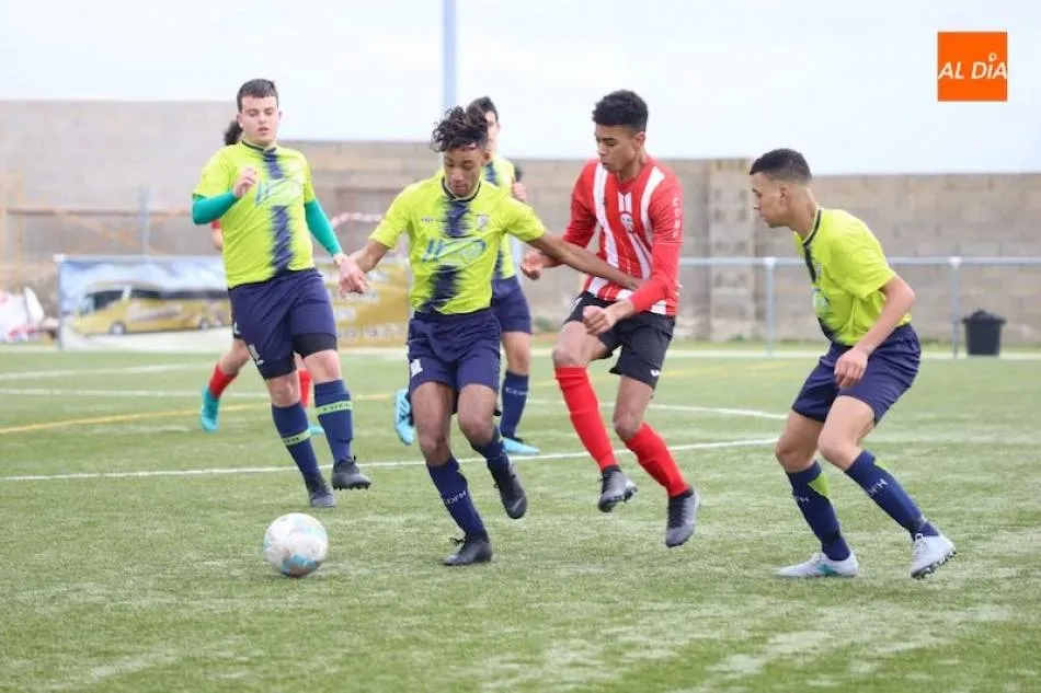 Un encuentro de fútbol base provincial entre el Helmántico y el Pizarrales / Archivo