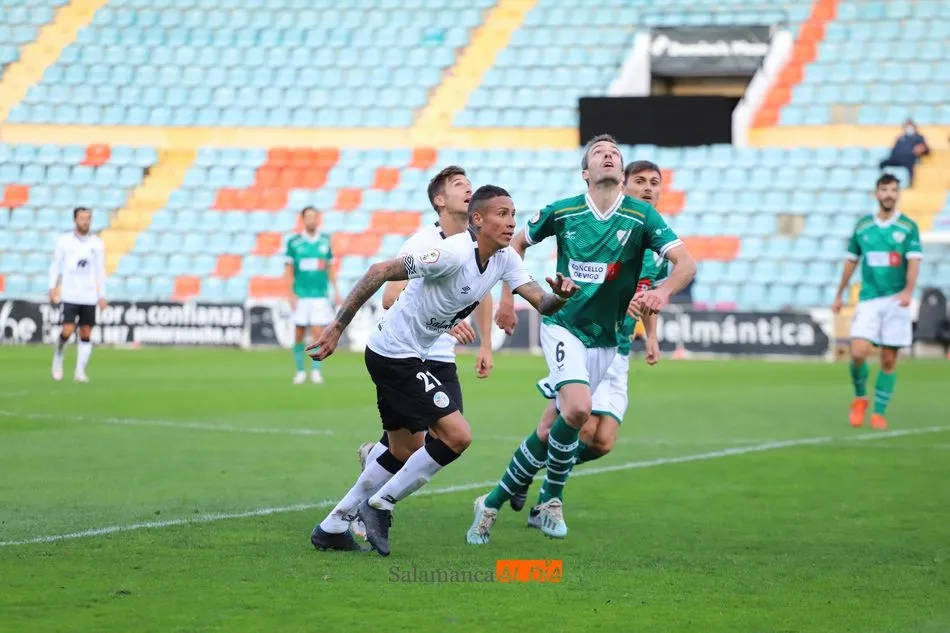 Puma Chávez, durante una acción del duelo del pasado domingo contra el Coruxo