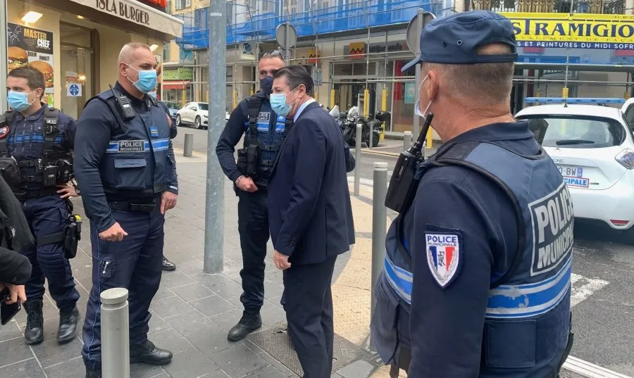 El alcalde de Niza, Christian Estrosi, junto a policías en la zona del ataque. Foto @cestrosi