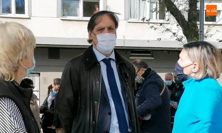 El alcalde de Salamanca, Carlos García Carbayo, habla con unas vecinas en el barrio Pizarrales este jueves. Foto de Lydia González