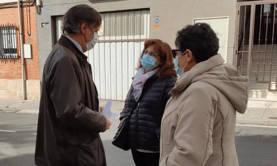El alcalde, Carlos García Carbayo, junto a las presidentas de las Asociaciones de Vecinos de Pizarrales y el Barrio Blanco. Foto EP