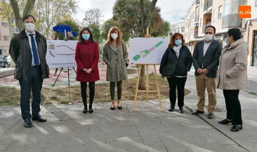 Visita del alcalde, Carlos García Carbayo, junto a parte de su equipo, al barrio de Pizarrales, en la calle Alfareros. Foto de Lydia González