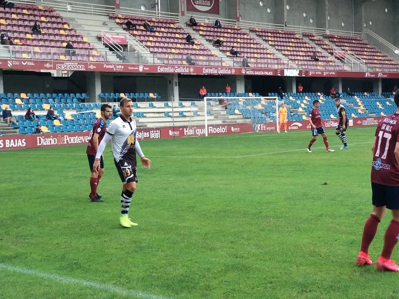 Pepe Carmona, en Pasarón, durante una acción del duelo con el Pontevedra / Unionistas CF
