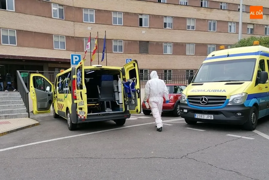 Ambulancias junto al Complejo Asistencial de Salamanca. Foto de archivo