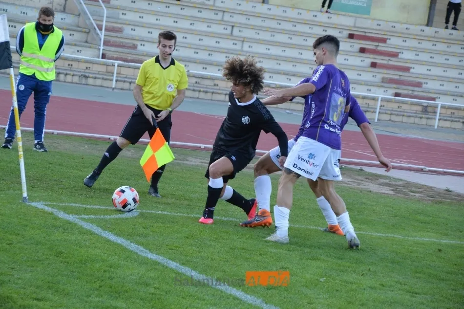 Antonio Alemán, del Salamanca B, pelea por un balón con dos rivales