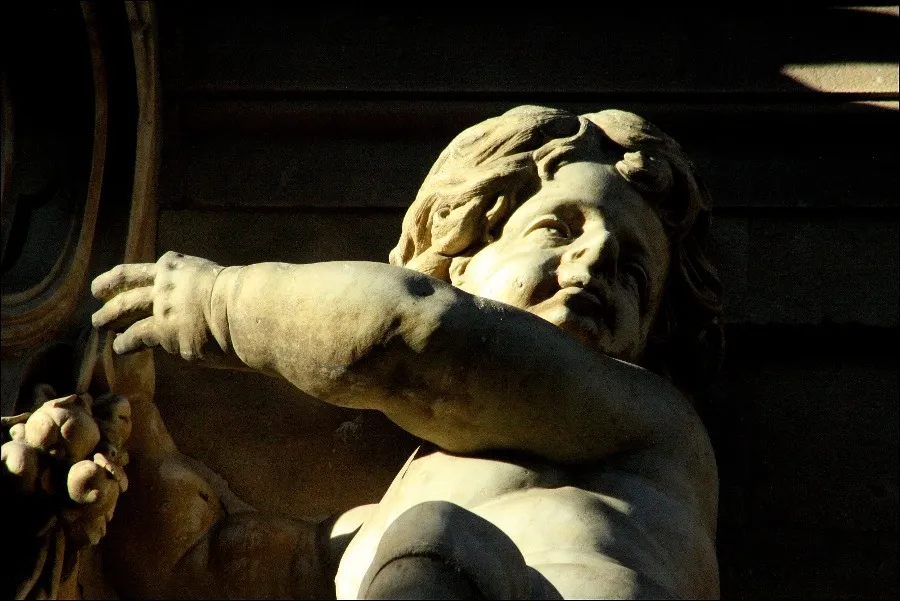 Uno de los angelitos retratados por José Amador Martín subiendo y bajando por las fachadas salmantinas, detenidos en su vuelo