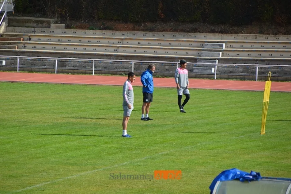 Sergio Egea observa atentamente el entrenamiento del jueves de sus jugadores