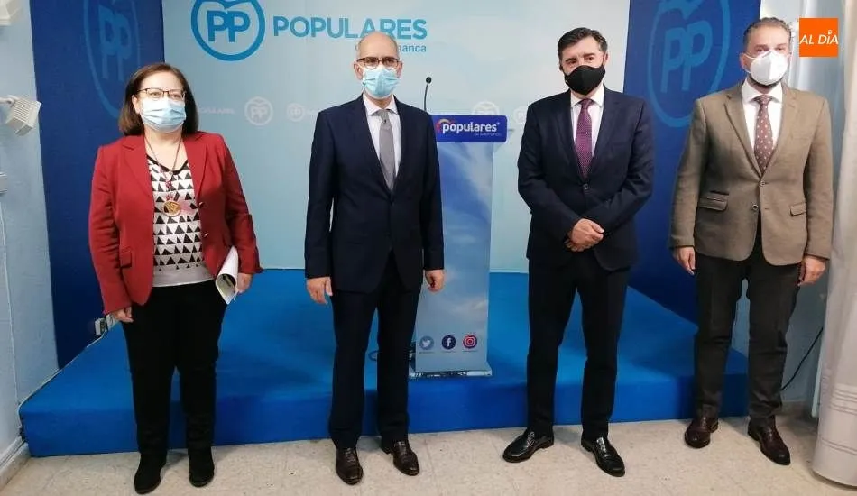 María Jesús Moro (diputada), Javier Iglesias (presidente provincial del PP), José Antonio Bermúdez de Castro (diputado) y Bienvenido de Arriba (senador) en la sede del PP. Foto de Lydia González