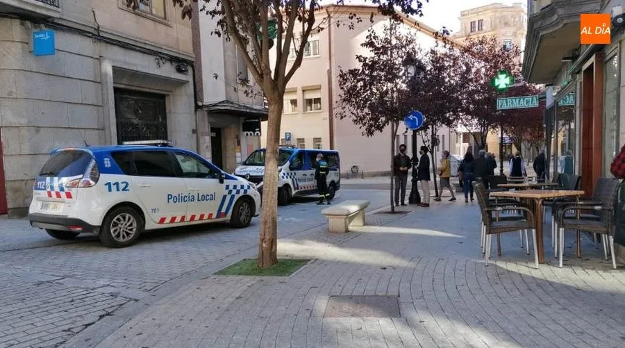 Despliegue policial por el accidente de tráfico en la confluencia de las calles Vázquez Coronado y Sol Oriente. Foto de Lydia González