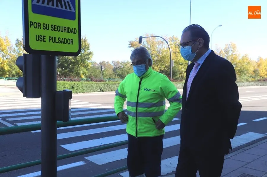 Foto 5 - Instalados cerca de 200 protectores antimicrobianos en sem&aacute;foros con pulsador de la ciudad