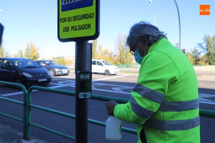 Foto 4 - Instalados cerca de 200 protectores antimicrobianos en sem&aacute;foros con pulsador de la ciudad