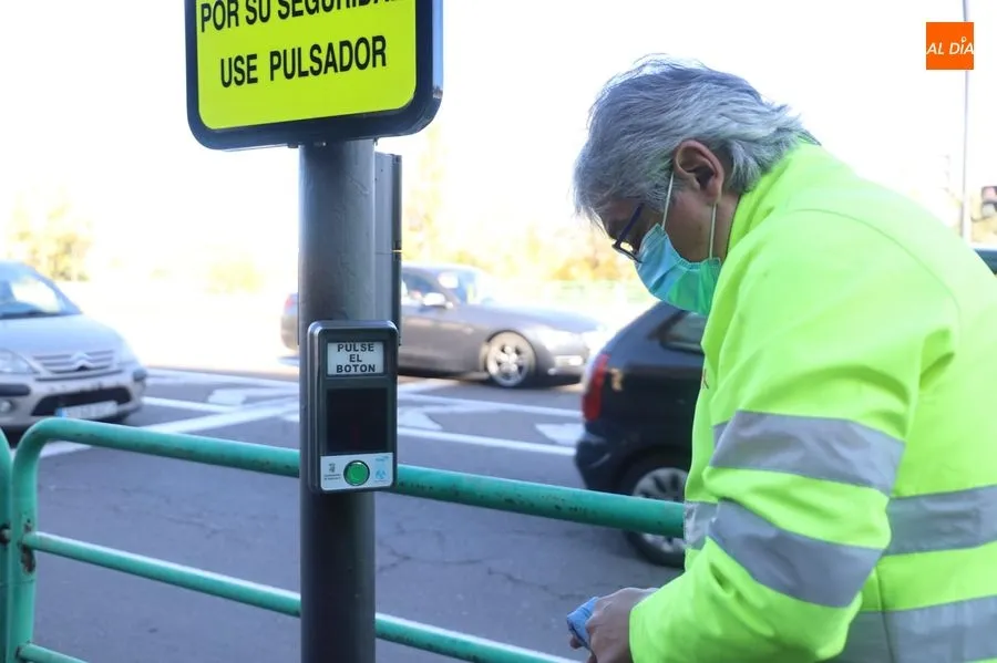 Foto 2 - Instalados cerca de 200 protectores antimicrobianos en sem&aacute;foros con pulsador de la ciudad