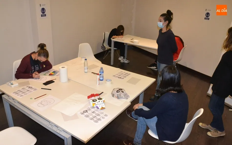 Foto 4 - El Centro Joven entra en funcionamiento con un taller de m&aacute;scaras catrinas  