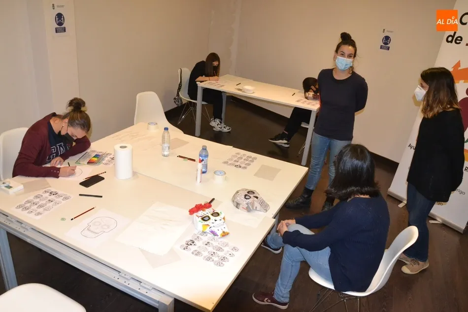 El Centro Joven entra en funcionamiento con un taller de máscaras catrinas  