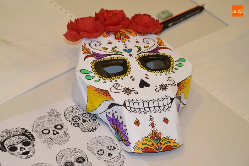 Foto 6 - El Centro Joven entra en funcionamiento con un taller de m&aacute;scaras catrinas  