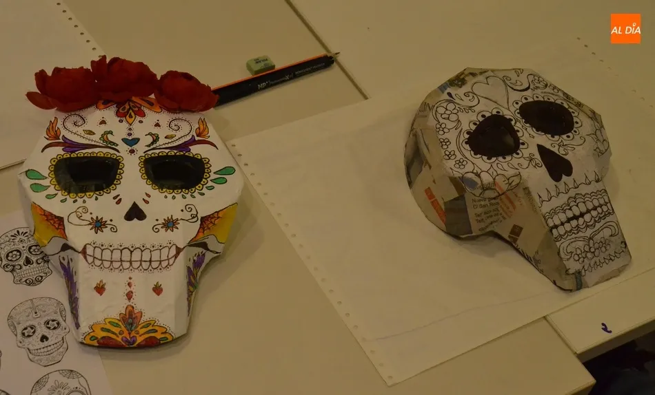 Foto 3 - El Centro Joven entra en funcionamiento con un taller de m&aacute;scaras catrinas  
