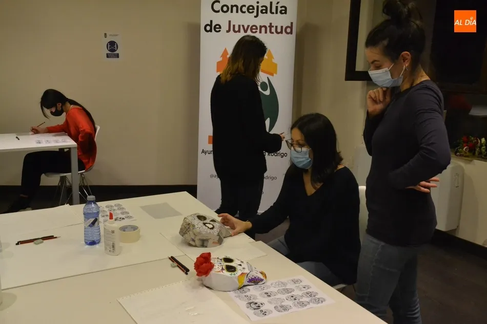 Foto 5 - El Centro Joven entra en funcionamiento con un taller de m&aacute;scaras catrinas  