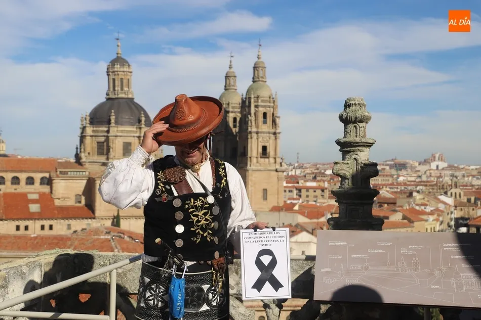 Foto 9 - El Mariquelo sube a lo alto de la Catedral de Salamanca en memoria de las v&iacute;ctimas del Covid-19