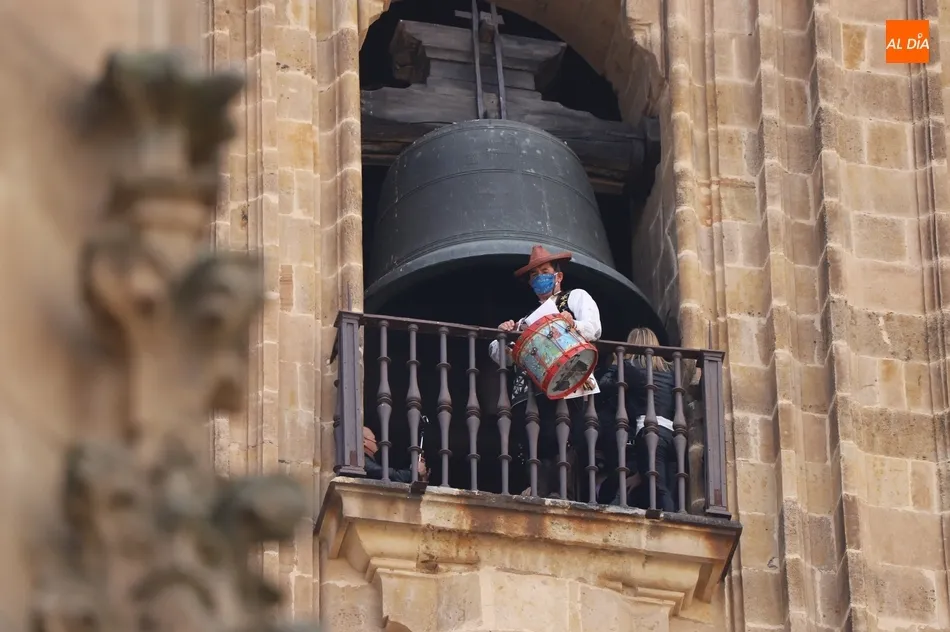 Foto 8 - El Mariquelo sube a lo alto de la Catedral de Salamanca en memoria de las v&iacute;ctimas del Covid-19