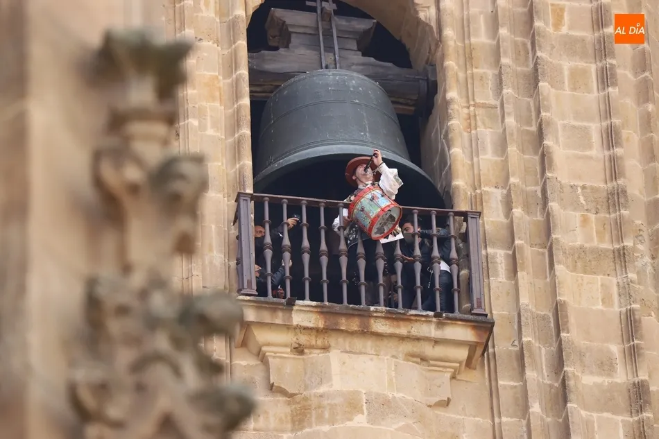 Foto 6 - El Mariquelo sube a lo alto de la Catedral de Salamanca en memoria de las v&iacute;ctimas del Covid-19