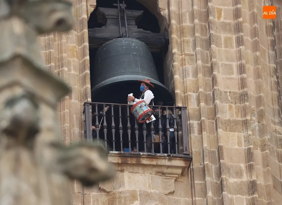 Foto 3 - El Mariquelo sube a lo alto de la Catedral de Salamanca en memoria de las v&iacute;ctimas del Covid-19