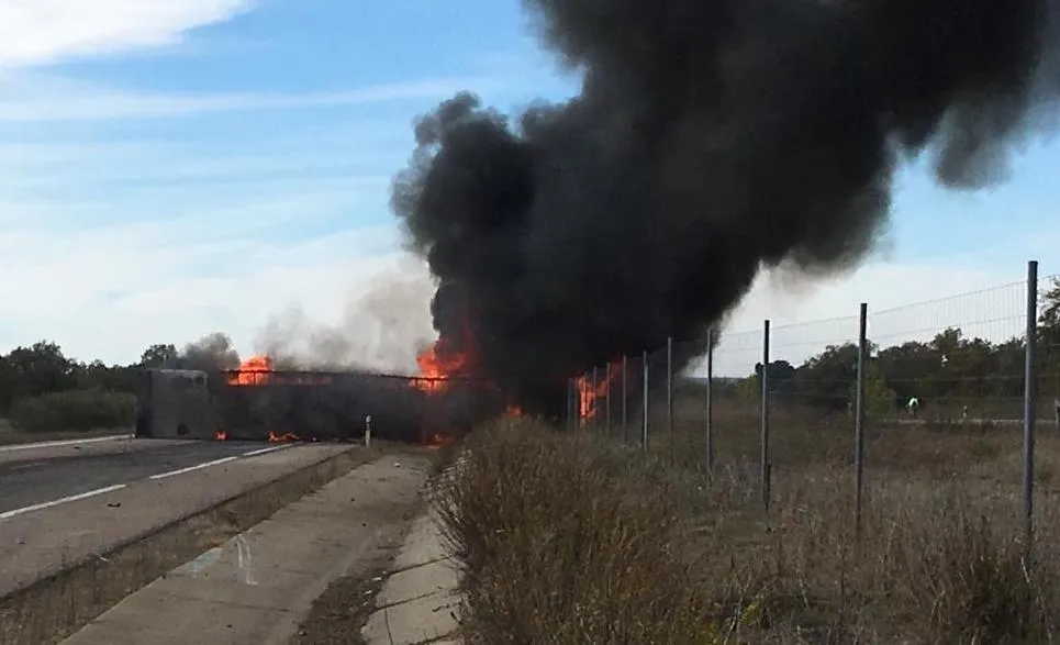 Un camión vuelca y echa a arder en plena calzada de la A-62 a la altura de Martín de Yeltes  