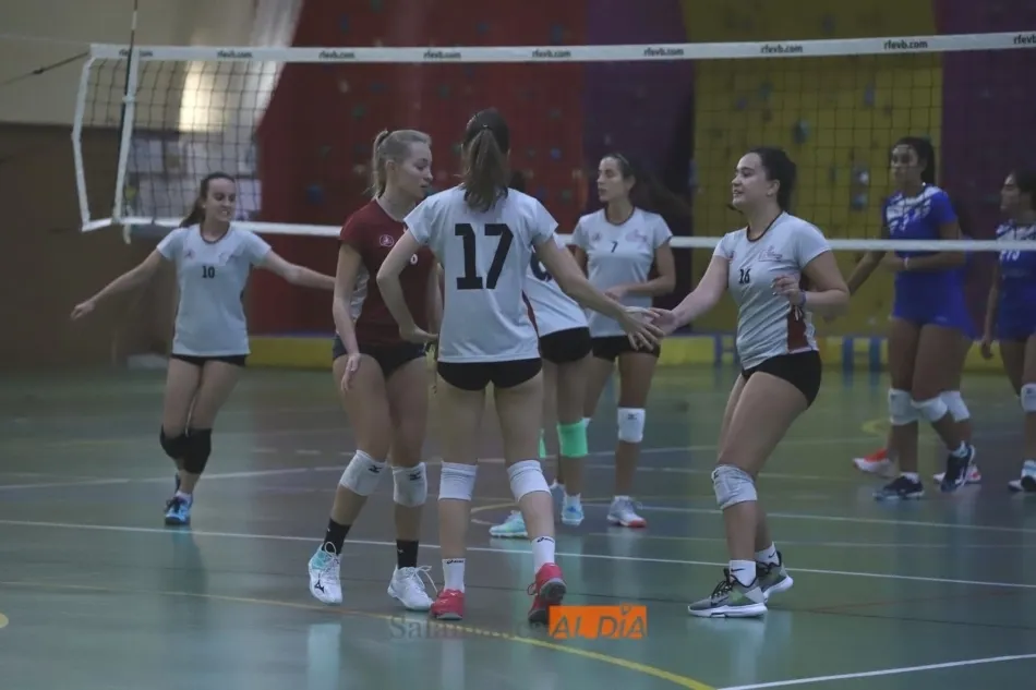Foto 5 - El equipo de voleibol de la Universidad cae con el Oviedo (21-24)
