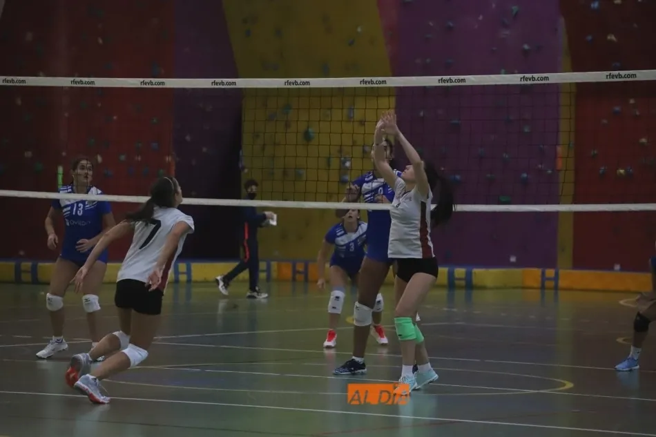 Foto 4 - El equipo de voleibol de la Universidad cae con el Oviedo (21-24)