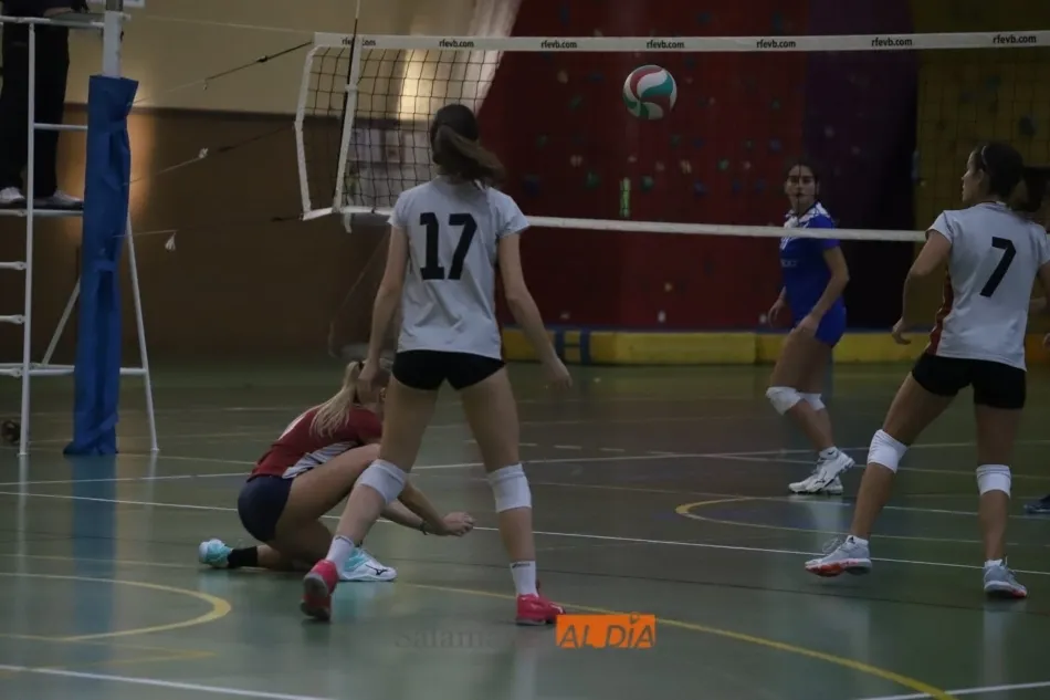 Foto 2 - El equipo de voleibol de la Universidad cae con el Oviedo (21-24)