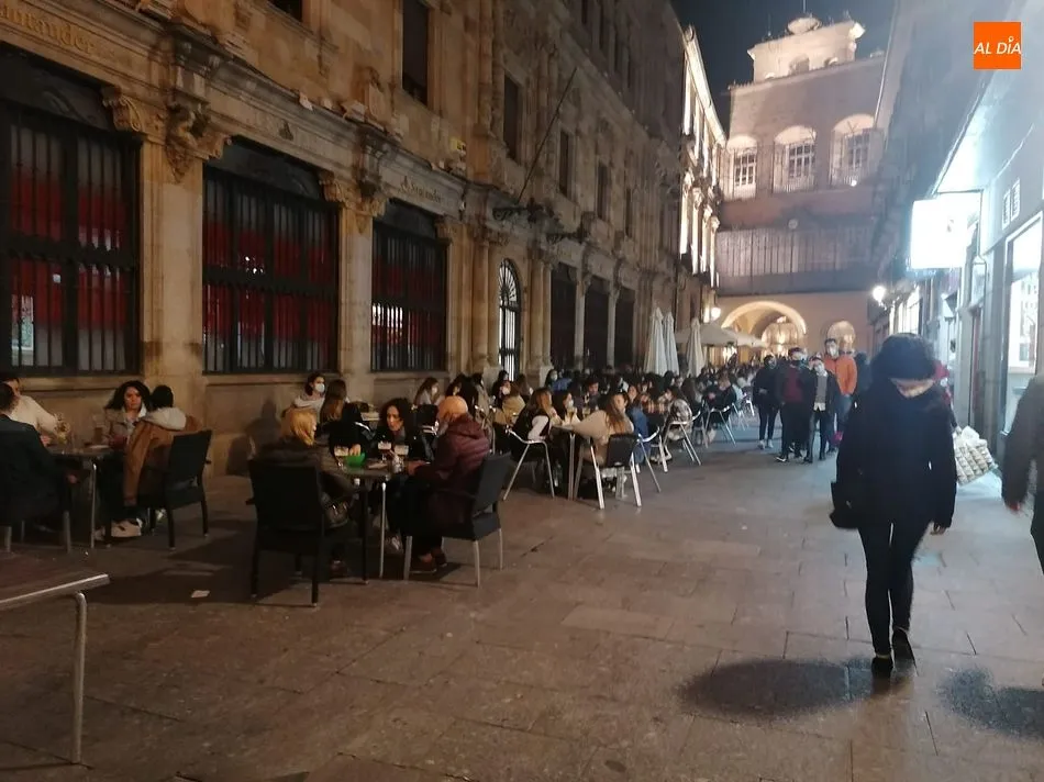 Foto 6 - Calles y terrazas llenas en Salamanca en el primer s&aacute;bado de confinamiento perimetral
