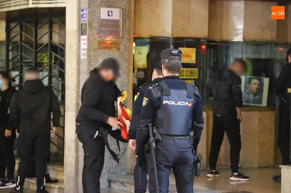 Foto 5 - La Polic&iacute;a Nacional incauta bengalas y petardos a manifestantes en el centro de Salamanca
