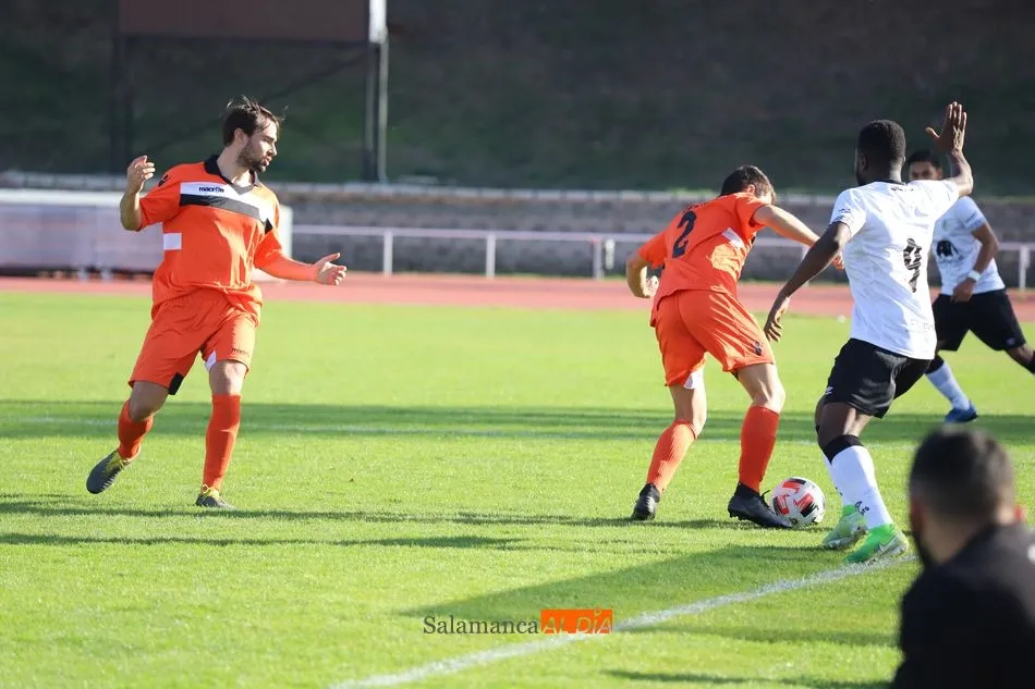 Foto 11 - Un gol de Ibra Keita rescata un punto de oro para el filial del Salamanca UDS ante una s&oacute;lida...