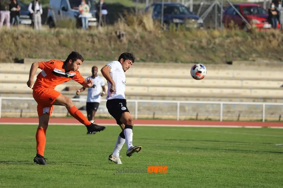 Foto 10 - Un gol de Ibra Keita rescata un punto de oro para el filial del Salamanca UDS ante una s&oacute;lida...