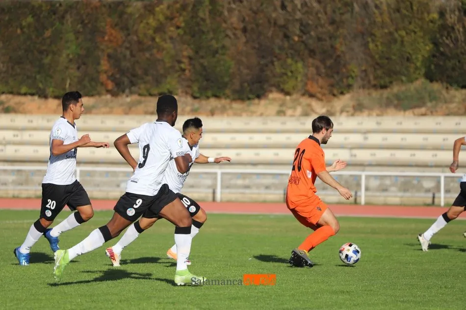 Foto 9 - Un gol de Ibra Keita rescata un punto de oro para el filial del Salamanca UDS ante una s&oacute;lida...
