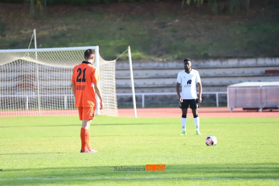 Foto 8 - Un gol de Ibra Keita rescata un punto de oro para el filial del Salamanca UDS ante una s&oacute;lida...