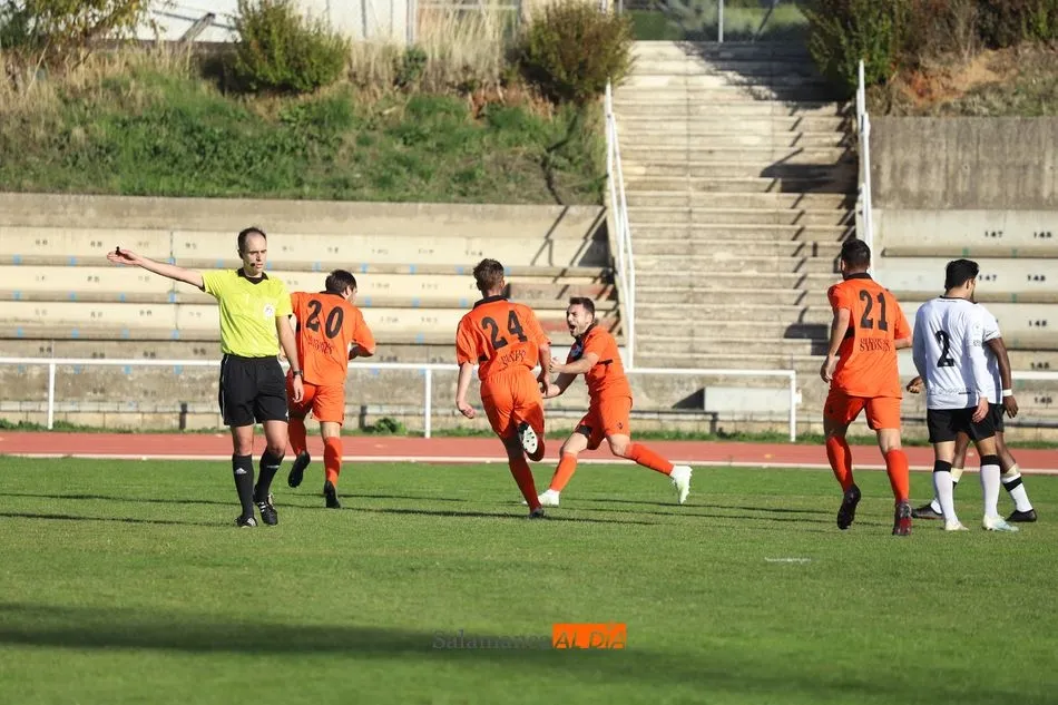 Foto 3 - Un gol de Ibra Keita rescata un punto de oro para el filial del Salamanca UDS ante una s&oacute;lida...