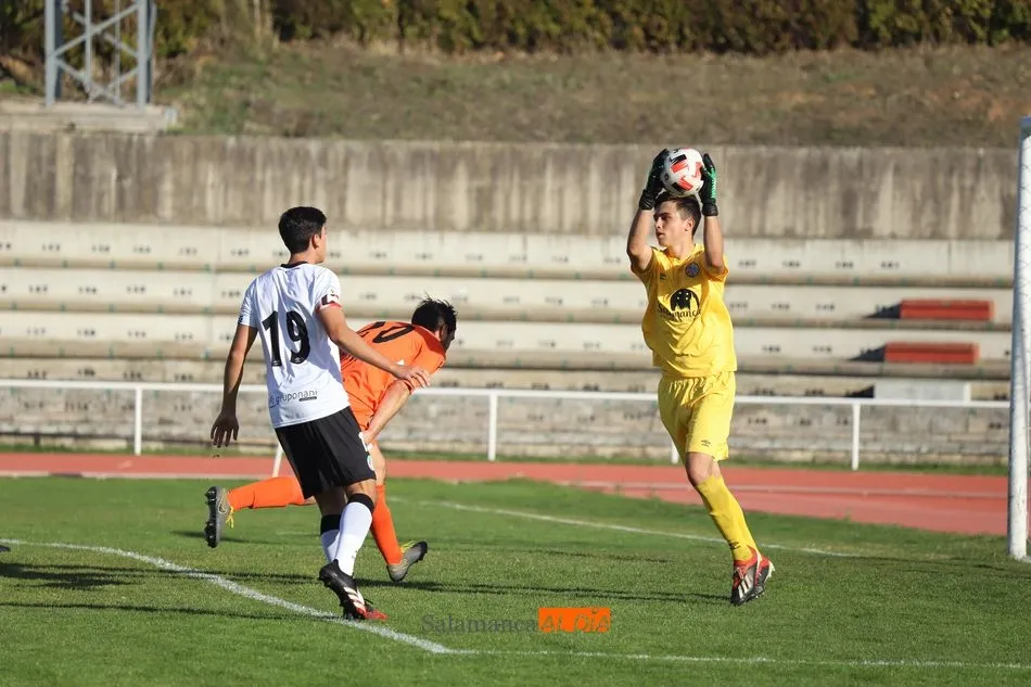 Foto 2 - Un gol de Ibra Keita rescata un punto de oro para el filial del Salamanca UDS ante una s&oacute;lida...