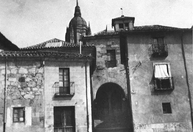 Entrada al Patio de Escuelas Menores desde la Plaza de Fray Luis de León