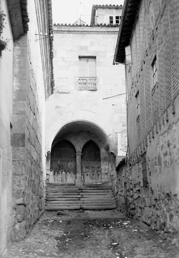 Foto 2 - Entrada al Patio de Escuelas Menores desde la Plaza de Fray Luis de Le&oacute;n