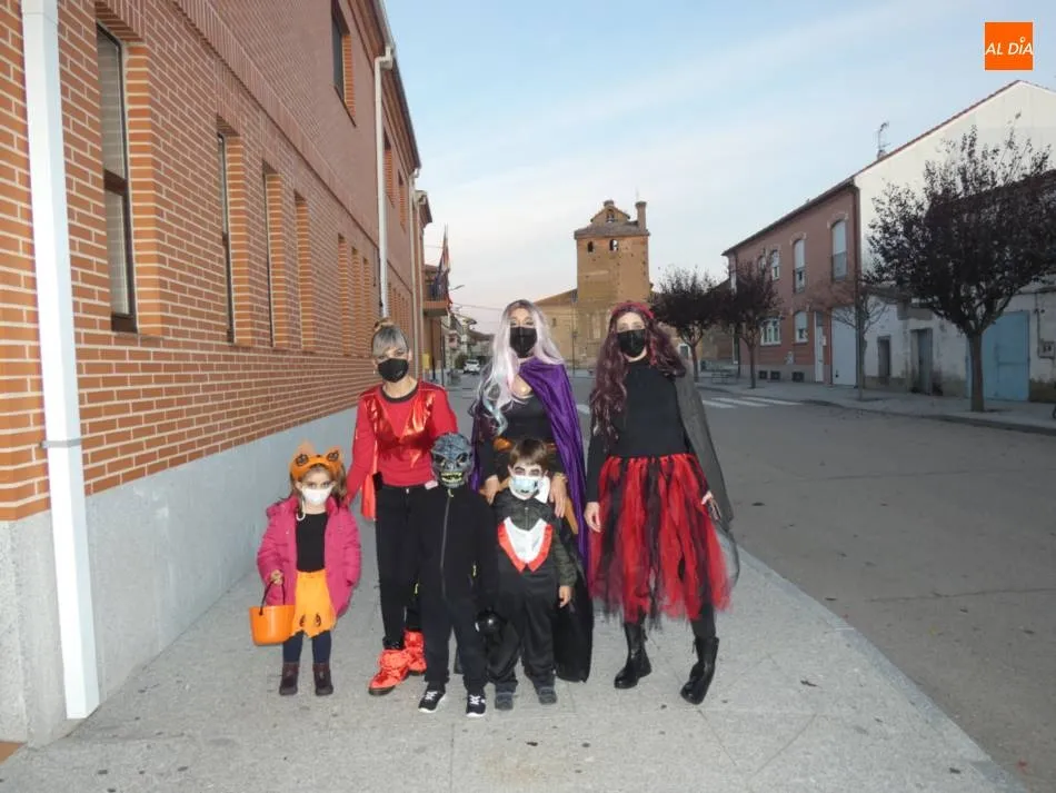 Foto 10 - Escolares de Villoria disfrutan de un Halloween adaptado a la situaci&oacute;n  