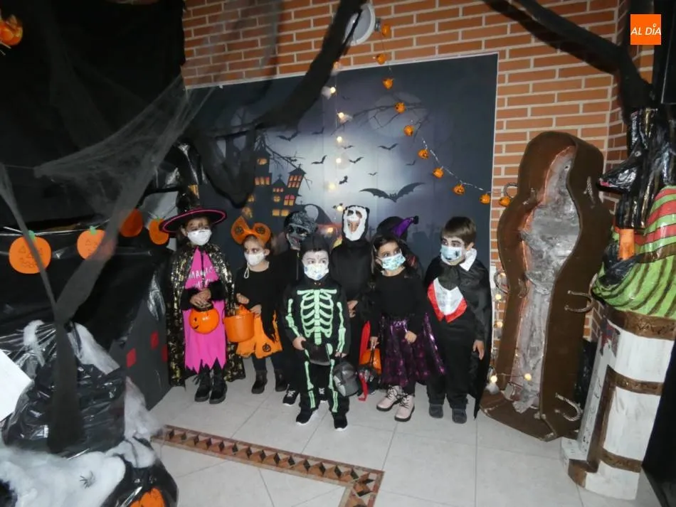 Foto 8 - Escolares de Villoria disfrutan de un Halloween adaptado a la situaci&oacute;n  