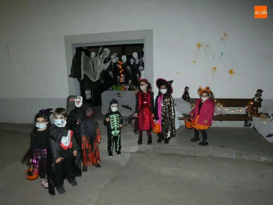 Foto 7 - Escolares de Villoria disfrutan de un Halloween adaptado a la situaci&oacute;n  