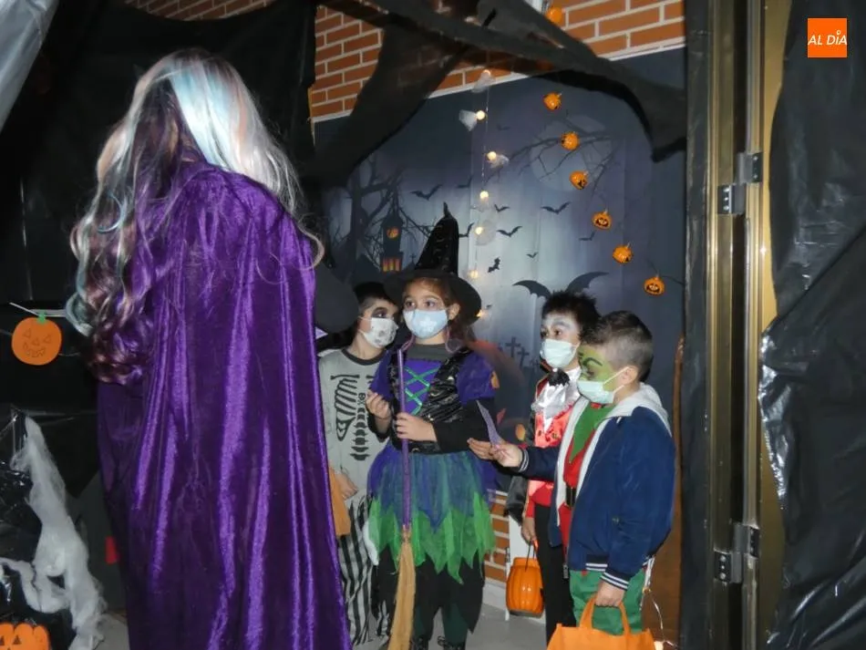 Foto 6 - Escolares de Villoria disfrutan de un Halloween adaptado a la situaci&oacute;n  