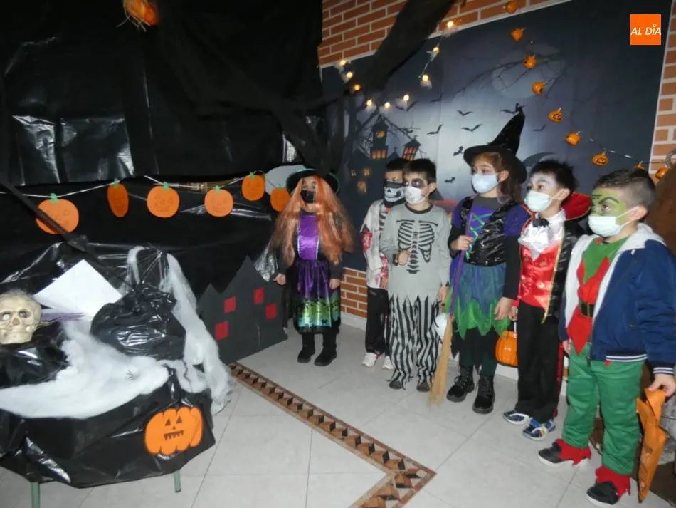 Foto 5 - Escolares de Villoria disfrutan de un Halloween adaptado a la situaci&oacute;n  