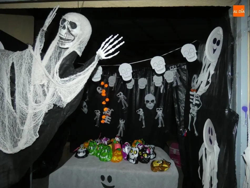 Foto 4 - Escolares de Villoria disfrutan de un Halloween adaptado a la situaci&oacute;n  