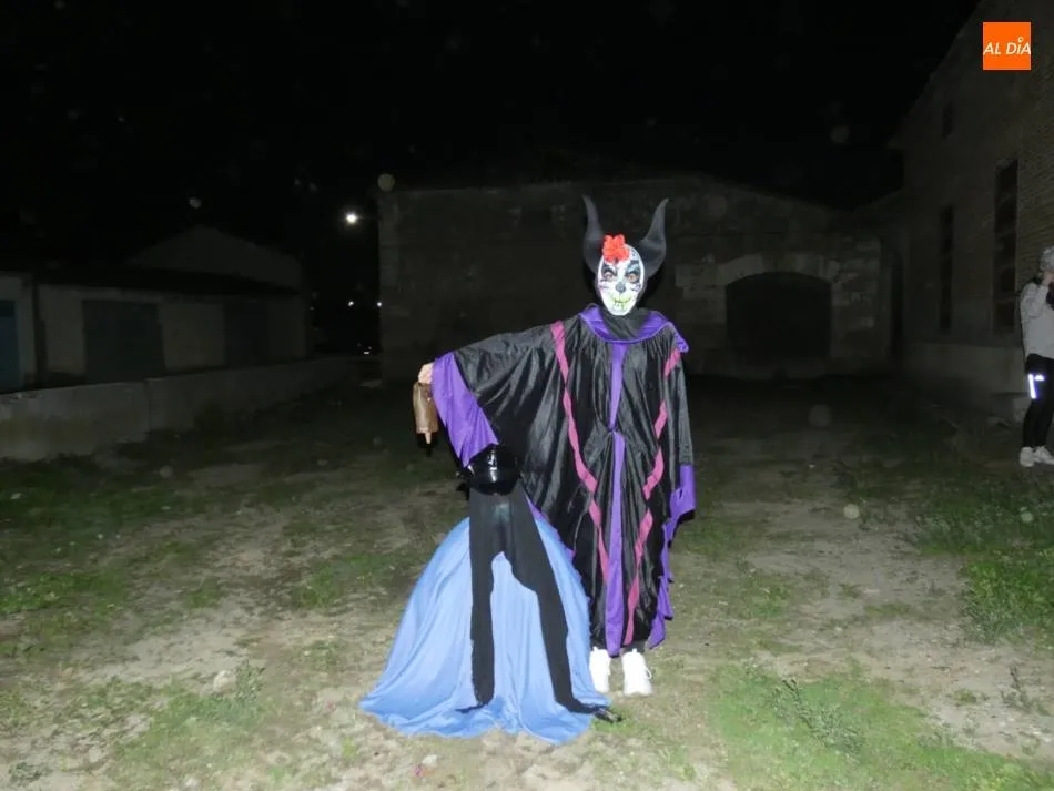 Foto 3 - Escolares de Villoria disfrutan de un Halloween adaptado a la situaci&oacute;n  