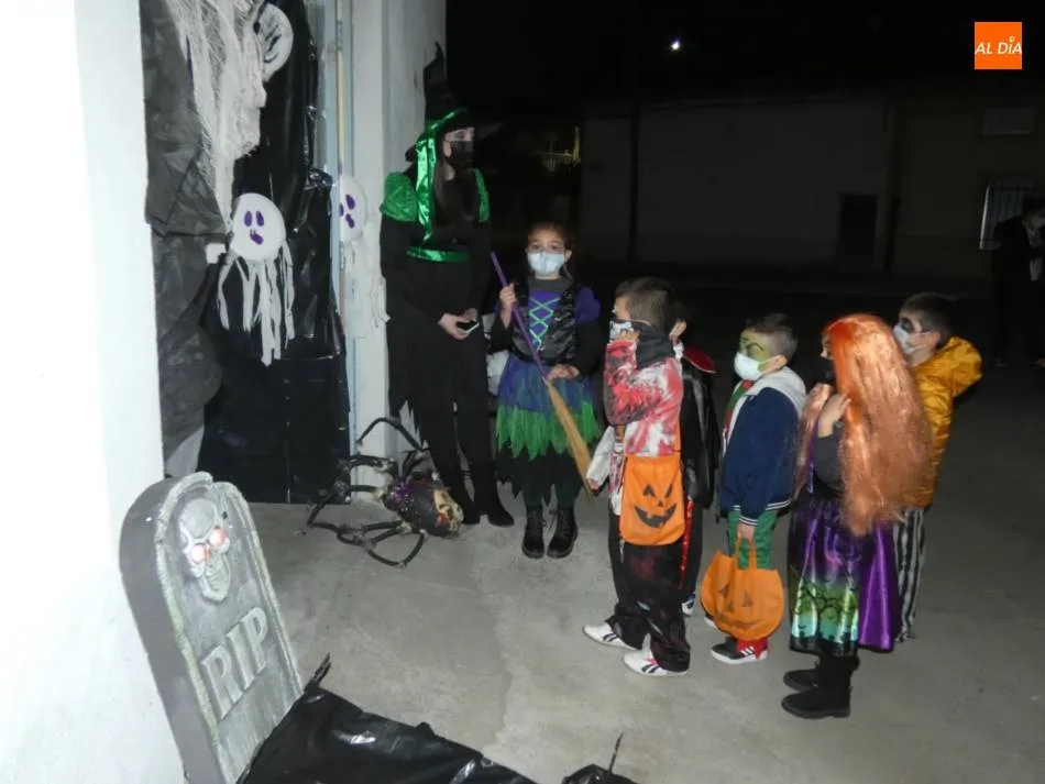 Foto 2 - Escolares de Villoria disfrutan de un Halloween adaptado a la situaci&oacute;n  